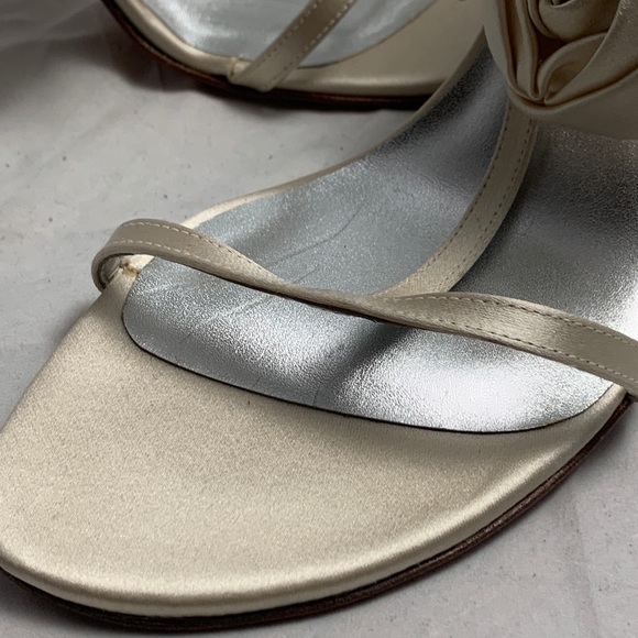 9.5 Stuart Weitzman Corsage ivory satin wedding - Picture 3 of 8